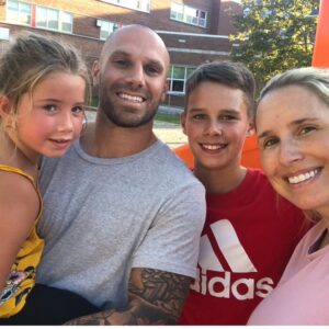 Maïka Desnoyers Instagram - Il y a 5 ans aujourd’hui, on prenait notre dernière photo de famille à 4 ☺️
Demain Livia aura 5 ans… déjà.
J’ai le coeur gros.
Mon dernier bébé… la fin d’un chapitre.
J’pense pas être prête pour ça 🥲