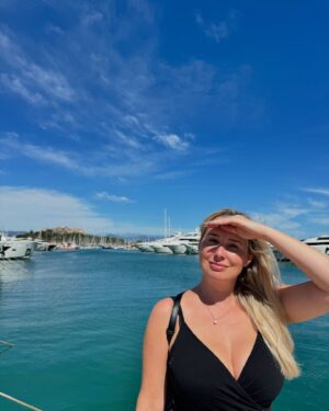 Maïka Desnoyers Instagram - Un après-midi à Antibes ♥️

À seulement 15min de train de Nice, cette ville à une architecture incroyable et un chemin qui borde la mer avec vue sur les alpes… c’est à couper le souffle 😮‍💨

#france #antibes #voyage #famille #familytrip