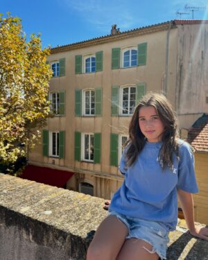 Maïka Desnoyers Instagram - Un après-midi à Antibes ♥️

À seulement 15min de train de Nice, cette ville à une architecture incroyable et un chemin qui borde la mer avec vue sur les alpes… c’est à couper le souffle 😮‍💨

#france #antibes #voyage #famille #familytrip