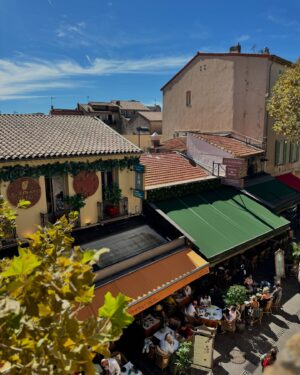 Maïka Desnoyers Instagram - Un après-midi à Antibes ♥️

À seulement 15min de train de Nice, cette ville à une architecture incroyable et un chemin qui borde la mer avec vue sur les alpes… c’est à couper le souffle 😮‍💨

#france #antibes #voyage #famille #familytrip