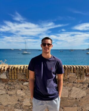 Maïka Desnoyers Instagram - Un après-midi à Antibes ♥️

À seulement 15min de train de Nice, cette ville à une architecture incroyable et un chemin qui borde la mer avec vue sur les alpes… c’est à couper le souffle 😮‍💨

#france #antibes #voyage #famille #familytrip