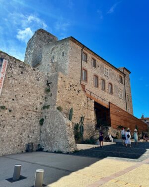 Maïka Desnoyers Instagram - Un après-midi à Antibes ♥️

À seulement 15min de train de Nice, cette ville à une architecture incroyable et un chemin qui borde la mer avec vue sur les alpes… c’est à couper le souffle 😮‍💨

#france #antibes #voyage #famille #familytrip