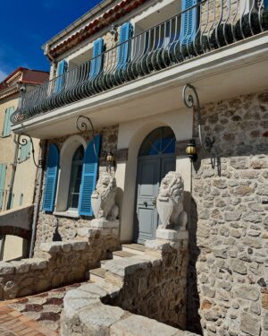 Maïka Desnoyers Instagram - Un après-midi à Antibes ♥️

À seulement 15min de train de Nice, cette ville à une architecture incroyable et un chemin qui borde la mer avec vue sur les alpes… c’est à couper le souffle 😮‍💨

#france #antibes #voyage #famille #familytrip