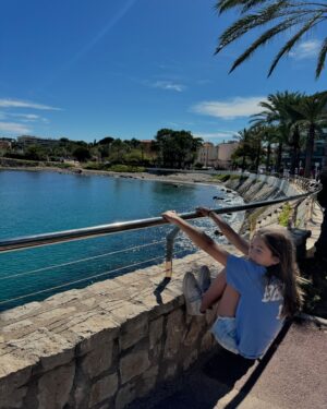 Maïka Desnoyers Instagram - Un après-midi à Antibes ♥️

À seulement 15min de train de Nice, cette ville à une architecture incroyable et un chemin qui borde la mer avec vue sur les alpes… c’est à couper le souffle 😮‍💨

#france #antibes #voyage #famille #familytrip