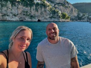 Maïka Desnoyers Instagram - Ça fait que aujourd’hui on est allé… à Monaco!!
J’comprends toujours pas c’est quoi ma vie 

Est-ce que c’est un peu hautain comme ville? Ouais..
Mais moins que je pensais. Faut dire que les paysages et l’architecture sont à couper le souffle. J’étais obnubilé par tout ce que je voyais!

On a aussi eu l’ÉNORME chance de croiser un ami Québécois d’ @etienneboulay22 qui habite Monaco. Merci encore à lui pour l’après-midi de rêve à découvrir Monaco et ses environs, mais de la mer!

Gros coup de coeur ♥️♥️
Il nous reste une journée et,
Retour au boulot pour nous, et à l’école pour les enfant qui ont manqué 4 jours d’école, mais on appris et vu tellement de choses en peu de temps. Un beau cours de géo en peu de temps