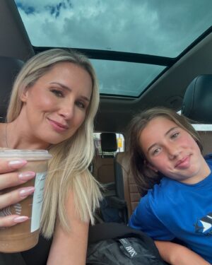 Maïka Desnoyers Instagram - Dimanche relaxe, en famille!
C’est une belle journée pour être heureuses ♥️

La maison est épouvantablement sale, à cause du party de fête de Livia.. mais c’est tellement pas grave.
On va passer la journée à cleaner, le coeur léger d’avoir eu une si belle journée avec les gens qu’on aime. 
Le retour en classe arrive à grands pas, et je veux mettre l’emphase sur le positif… avancer au lieu de stagner ou reculer. 

Bon dimanche gang ♥️