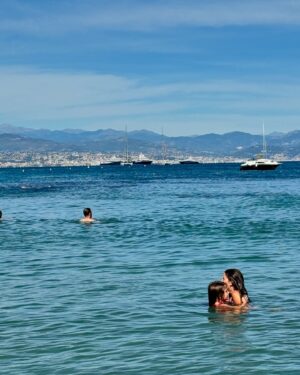 Maïka Desnoyers Instagram - Un après-midi à Antibes ♥️

À seulement 15min de train de Nice, cette ville à une architecture incroyable et un chemin qui borde la mer avec vue sur les alpes… c’est à couper le souffle 😮‍💨

#france #antibes #voyage #famille #familytrip