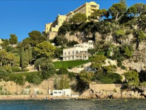 Maïka Desnoyers Instagram - Ça fait que aujourd’hui on est allé… à Monaco!!
J’comprends toujours pas c’est quoi ma vie 

Est-ce que c’est un peu hautain comme ville? Ouais..
Mais moins que je pensais. Faut dire que les paysages et l’architecture sont à couper le souffle. J’étais obnubilé par tout ce que je voyais!

On a aussi eu l’ÉNORME chance de croiser un ami Québécois d’ @etienneboulay22 qui habite Monaco. Merci encore à lui pour l’après-midi de rêve à découvrir Monaco et ses environs, mais de la mer!

Gros coup de coeur ♥️♥️
Il nous reste une journée et,
Retour au boulot pour nous, et à l’école pour les enfant qui ont manqué 4 jours d’école, mais on appris et vu tellement de choses en peu de temps. Un beau cours de géo en peu de temps