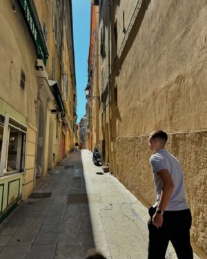 Maïka Desnoyers Instagram - Ville de Nice jour 1

Quelle belle ville.
On a profité de la belle journée pour prendre un café et découvrir le vieux Nice et aller sur la promenade des anglais. Les paysages et l’architecture sont EXCEPTIONNELS. 
J’avais envie de vous partager les clichés que j’ai pris en explorant la ville.
En espérant que ça vous fasse voyager virtuellement.
Maintenant sieste pour tous ( il y a 6h de plus ici, il est presque 16h) et ensuite on va voir un match des Aigles de Nice ♥️

#Nice #Travel #voyage #placedesanglais #architecture #family