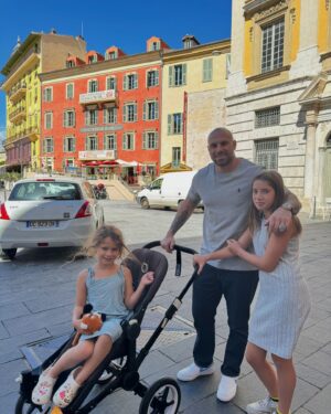 Maïka Desnoyers Instagram - Ville de Nice jour 1

Quelle belle ville.
On a profité de la belle journée pour prendre un café et découvrir le vieux Nice et aller sur la promenade des anglais. Les paysages et l’architecture sont EXCEPTIONNELS. 
J’avais envie de vous partager les clichés que j’ai pris en explorant la ville.
En espérant que ça vous fasse voyager virtuellement.
Maintenant sieste pour tous ( il y a 6h de plus ici, il est presque 16h) et ensuite on va voir un match des Aigles de Nice ♥️

#Nice #Travel #voyage #placedesanglais #architecture #family