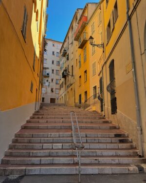 Maïka Desnoyers Instagram - Ville de Nice jour 1

Quelle belle ville.
On a profité de la belle journée pour prendre un café et découvrir le vieux Nice et aller sur la promenade des anglais. Les paysages et l’architecture sont EXCEPTIONNELS. 
J’avais envie de vous partager les clichés que j’ai pris en explorant la ville.
En espérant que ça vous fasse voyager virtuellement.
Maintenant sieste pour tous ( il y a 6h de plus ici, il est presque 16h) et ensuite on va voir un match des Aigles de Nice ♥️

#Nice #Travel #voyage #placedesanglais #architecture #family