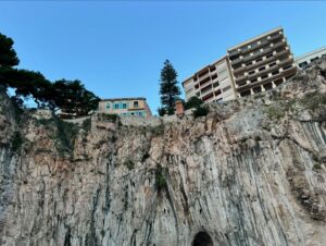 Maïka Desnoyers Instagram - Ça fait que aujourd’hui on est allé… à Monaco!!
J’comprends toujours pas c’est quoi ma vie 

Est-ce que c’est un peu hautain comme ville? Ouais..
Mais moins que je pensais. Faut dire que les paysages et l’architecture sont à couper le souffle. J’étais obnubilé par tout ce que je voyais!

On a aussi eu l’ÉNORME chance de croiser un ami Québécois d’ @etienneboulay22 qui habite Monaco. Merci encore à lui pour l’après-midi de rêve à découvrir Monaco et ses environs, mais de la mer!

Gros coup de coeur ♥️♥️
Il nous reste une journée et,
Retour au boulot pour nous, et à l’école pour les enfant qui ont manqué 4 jours d’école, mais on appris et vu tellement de choses en peu de temps. Un beau cours de géo en peu de temps