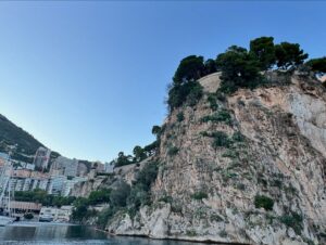 Maïka Desnoyers Instagram - Ça fait que aujourd’hui on est allé… à Monaco!!
J’comprends toujours pas c’est quoi ma vie 

Est-ce que c’est un peu hautain comme ville? Ouais..
Mais moins que je pensais. Faut dire que les paysages et l’architecture sont à couper le souffle. J’étais obnubilé par tout ce que je voyais!

On a aussi eu l’ÉNORME chance de croiser un ami Québécois d’ @etienneboulay22 qui habite Monaco. Merci encore à lui pour l’après-midi de rêve à découvrir Monaco et ses environs, mais de la mer!

Gros coup de coeur ♥️♥️
Il nous reste une journée et,
Retour au boulot pour nous, et à l’école pour les enfant qui ont manqué 4 jours d’école, mais on appris et vu tellement de choses en peu de temps. Un beau cours de géo en peu de temps