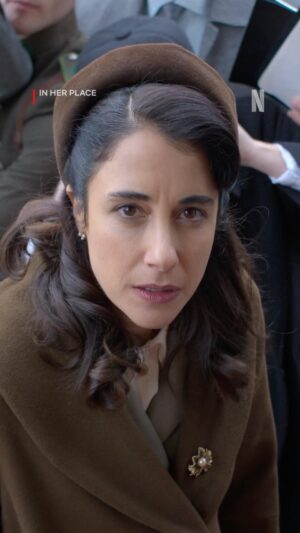 Maite Alberdi Instagram - Ya tenemos trailer de “El lugar de la otra”!

En Chile del siglo XX,  la mayoría de las mujeres condenadas por asesinato fueron perdonadas por la justicia sólo por el hecho de ser mujeres, condenarlas les daría visibilidad. Los indultos siempre aludían a la locura de las asesinas, pero nadie realmente escuchaba sus razones. En “El lugar de la otra” uno de estos casos es observado por Mercedes, una mujer también invisible en esa época, que en medio de los debates sobre culpabilidad o inocencia, entiende que la prisión es relativa, y la libertad tiene que ver con el cuarto propio. Que la única forma de forjar identidad y espacios personales y creativos es en la defensa de lo más mínimo, un lugar de silencio, un cuarto propio, y esto lo aprende habitando el lugar de la otra. 

Estreno en @sansebastianfilm, salas de cine en Chile en septiembre y en Netflix el 11 de octubre. 

Producida por @fabula_prod. Una pelicula de @netflix  Basada en “Las Homicidas” de @aliatrabuccozeran. Protagonizada por @elisazulue @franciscaikalewin @taglemarcial @gaburzua, Pablo Macaya y otros. Escrita por @ines_bortagaray y @pobrecabra