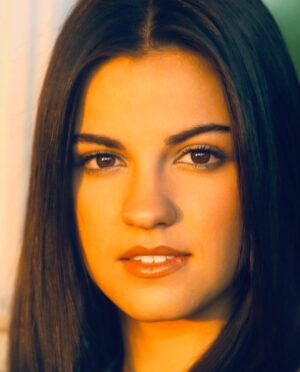 Maite Perroni Instagram - 20 años… 2004…  que el tiempo pasa volando, me decían.

Ahí estaba yo, un verano del 2004 en los primeros días de grabación de REBELDE, posando ante una cámara sin tener idea de cómo se hacía, mucho menos de lo que venía. Y es ahí, a donde regreso cada vez que me siento en medio de el ruido. Me gusta regresar a esa Maite de 21 años que sin pretensiones creía que el mundo era del color que se lo habían pintado sus papás, a esa Maite que apostaba por cumplir sus sueños, a esa Maite que no dudaba de lo q podía y quería hacer; aún sin saber cómo. A esa Maite q se le rompió el corazón más de una vez hasta que un día se dio cuenta que el mundo no era color de rosa, y que tenía q ser fuerte, a esa Maite que ha luchado por no dejar de ser ella, a esa Maite que ama lo simple y atesora lo verdadero, a esa Maite que incomoda a otros por ser auténtica, pero que ama desde el alma y honestamente.  Hoy abrazo con todo mi ser y agradezco profundamente a esa niña que me ha enseñado tanto y que nunca me ha dejado sola. A esa niña que me regresa a mi. #MaitePerroni20años