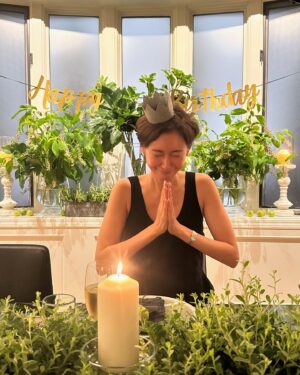 Maki Tamaru Instagram - 河口湖から
帰宅

確かに、相方さんの言ってることの辻褄も合わない点も、今から思い返せばたくさんあった様に思う

なんとなく、帰宅するまでの時間の読みが
意味不明で
スムーズに帰るはずが、急に御殿場のアウトレットに寄ろうと言い出したり？？？

六本木ヒルズでにトイレに寄り道したり
今から思えば、不審点はたくさんあった

帰宅して
玄関を開けると、目の前に大好きな人達！！！

完全に　感動詐欺にあいました🤪
みんな
今、大人気のNetflixの地面師になれます！

大切なみんなから
少し早いお誕生日のお祝いをしてもらいました。　

私たちが帰ってくる前に
すべてセッティングしてくださっていて

しかも、みんなで、あれやこれやと
頭を悩ませながら
シミュレーションまでしてくれて

後に届いた動画を見て、また感動

私は自分で自慢できるところなんて何もないけれど
私にできる自慢は
私の周りにいる友達は、ほんとにみんなびっくりする位
素敵な人たちで

優しくて真面目で
才能豊かで楽しくて
ひたすら
魅力的な人たち
何しろいつも　自分のことより、誰かを心配して
誰かに手を差し伸べられる
純粋でシンプルにあたたかいひとたち。

そんな人たちと出会えて

本当に私は幸せ者です
眠る前に

ふと
大阪の両親の
顔が浮かび

あたらめて
電話して伝えよう　と思ったのか

「ありがとう」　でした。

あと数日で
46歳になります
生んでくれてありがとう