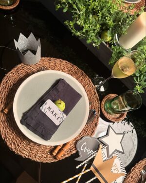 Maki Tamaru Instagram - 河口湖から
帰宅

確かに、相方さんの言ってることの辻褄も合わない点も、今から思い返せばたくさんあった様に思う

なんとなく、帰宅するまでの時間の読みが
意味不明で
スムーズに帰るはずが、急に御殿場のアウトレットに寄ろうと言い出したり？？？

六本木ヒルズでにトイレに寄り道したり
今から思えば、不審点はたくさんあった

帰宅して
玄関を開けると、目の前に大好きな人達！！！

完全に　感動詐欺にあいました🤪
みんな
今、大人気のNetflixの地面師になれます！

大切なみんなから
少し早いお誕生日のお祝いをしてもらいました。　

私たちが帰ってくる前に
すべてセッティングしてくださっていて

しかも、みんなで、あれやこれやと
頭を悩ませながら
シミュレーションまでしてくれて

後に届いた動画を見て、また感動

私は自分で自慢できるところなんて何もないけれど
私にできる自慢は
私の周りにいる友達は、ほんとにみんなびっくりする位
素敵な人たちで

優しくて真面目で
才能豊かで楽しくて
ひたすら
魅力的な人たち
何しろいつも　自分のことより、誰かを心配して
誰かに手を差し伸べられる
純粋でシンプルにあたたかいひとたち。

そんな人たちと出会えて

本当に私は幸せ者です
眠る前に

ふと
大阪の両親の
顔が浮かび

あたらめて
電話して伝えよう　と思ったのか

「ありがとう」　でした。

あと数日で
46歳になります
生んでくれてありがとう