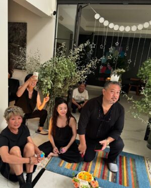 Maki Tamaru Instagram - 河口湖から
帰宅

確かに、相方さんの言ってることの辻褄も合わない点も、今から思い返せばたくさんあった様に思う

なんとなく、帰宅するまでの時間の読みが
意味不明で
スムーズに帰るはずが、急に御殿場のアウトレットに寄ろうと言い出したり？？？

六本木ヒルズでにトイレに寄り道したり
今から思えば、不審点はたくさんあった

帰宅して
玄関を開けると、目の前に大好きな人達！！！

完全に　感動詐欺にあいました🤪
みんな
今、大人気のNetflixの地面師になれます！

大切なみんなから
少し早いお誕生日のお祝いをしてもらいました。　

私たちが帰ってくる前に
すべてセッティングしてくださっていて

しかも、みんなで、あれやこれやと
頭を悩ませながら
シミュレーションまでしてくれて

後に届いた動画を見て、また感動

私は自分で自慢できるところなんて何もないけれど
私にできる自慢は
私の周りにいる友達は、ほんとにみんなびっくりする位
素敵な人たちで

優しくて真面目で
才能豊かで楽しくて
ひたすら
魅力的な人たち
何しろいつも　自分のことより、誰かを心配して
誰かに手を差し伸べられる
純粋でシンプルにあたたかいひとたち。

そんな人たちと出会えて

本当に私は幸せ者です
眠る前に

ふと
大阪の両親の
顔が浮かび

あたらめて
電話して伝えよう　と思ったのか

「ありがとう」　でした。

あと数日で
46歳になります
生んでくれてありがとう