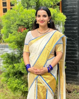 Malavika Krishnadas Instagram - 🤰🏻🧿
.
Saree : @kasavukada_1985 
Styling: @sabarinathk_