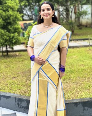 Malavika Krishnadas Instagram - 🤰🏻🧿
.
Saree : @kasavukada_1985 
Styling: @sabarinathk_