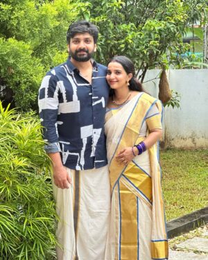 Malavika Krishnadas Instagram - Vayattu Pongala 🤰🏻❤️
.
Saree : @kasavukada_1985 
Styling : @sabarinathk_ 
Saree draping : Renjus
.

#vayattupongala #7thmonth