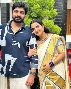 Malavika Krishnadas Instagram - Vayattu Pongala 🤰🏻❤️
.
Saree : @kasavukada_1985 
Styling : @sabarinathk_ 
Saree draping : Renjus
.

#vayattupongala #7thmonth