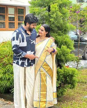 Malavika Krishnadas Instagram - Vayattu Pongala 🤰🏻❤️
.
Saree : @kasavukada_1985 
Styling : @sabarinathk_ 
Saree draping : Renjus
.

#vayattupongala #7thmonth