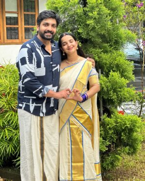 Malavika Krishnadas Instagram - Vayattu Pongala 🤰🏻❤️
.
Saree : @kasavukada_1985 
Styling : @sabarinathk_ 
Saree draping : Renjus
.

#vayattupongala #7thmonth