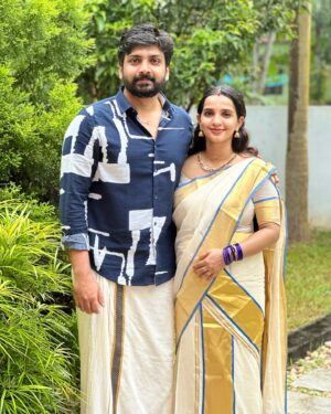 Malavika Krishnadas Instagram - Vayattu Pongala 🤰🏻❤️
.
Saree : @kasavukada_1985 
Styling : @sabarinathk_ 
Saree draping : Renjus
.

#vayattupongala #7thmonth