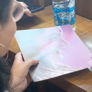 Malavika Sreenath Instagram - ഒരേ ഒരു ഉർവ്വശി ചേച്ചി 💎

ഒന്ന് നേരിട്ട് കാണുവാനും, ഒരുമിച്ച് ഒരു സിനിമയിൽ അഭിനയിക്കാനും ഒരു ഓട്ടോഗ്രാഫ് വാങ്ങുവാനും സാധിച്ചു! Truly blessed 🥹 

And she wrote “maalutty” in the autograph, I’m cryingggg 😭
 
ഒരുപാട് ആരാധനയോടെ, സ്നേഹത്തോടെ ,
A little fan girl for life 🫶🏼

#urvashi #urvashichechi #bestactress #blessed #forevergrateful #bestactress