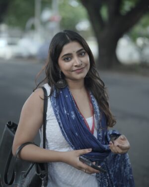 Malavika Sreenath Instagram - Still living in my “Neethane en ponvasantham” Era🌸

📸 @muzammilmooza eppadi ivlo azhaga! 🙈

[ neethane en ponvasantham, ootd, white kurti, tamil, college fit, azhagu, tamil girl, gvm, ilayaraja ]