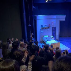 Malena Ratner Instagram - @lonormalteatro se estreno en El Picadero. Los Lunes 20hs
No entiendo nada. Siempre dije que el picadero es mi teatro favorito en bs as. No sé bien como decidí escribir una obra. Fran se sumo al toque, tampoco sé cómo. Este año aparecieron connie y rodri. Bri se le sumó a Cami para hacer un dúo contra todo riesgo. Mi papá hizo una rampa re fachera para que las pibas suban al escenario. Robé muchas cosas a la gente porque nos faltaba utilería. Mari, mai, raque, diego y el purrete la rompieron toda. Quise decir algo antes de arrancar la función y no pude, me largue a llorar. Fran si pudo,por suerte,  y ahí lloró Azul. 
Vino mi familia, muches amigues a hacer el aguante y fue hermoso. Tati la vio en primera fila y volvió a decir: “mira! Las dos actrices esas son como yo”. 
Y yo no doy mas de agradecida y felíz. No entiendo nada. Sólo confirmo que el teatro es locura, es amor y es equipo. No hay otra.