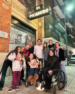 Malena Ratner Instagram - @lonormalteatro se estreno en El Picadero. Los Lunes 20hs
No entiendo nada. Siempre dije que el picadero es mi teatro favorito en bs as. No sé bien como decidí escribir una obra. Fran se sumo al toque, tampoco sé cómo. Este año aparecieron connie y rodri. Bri se le sumó a Cami para hacer un dúo contra todo riesgo. Mi papá hizo una rampa re fachera para que las pibas suban al escenario. Robé muchas cosas a la gente porque nos faltaba utilería. Mari, mai, raque, diego y el purrete la rompieron toda. Quise decir algo antes de arrancar la función y no pude, me largue a llorar. Fran si pudo,por suerte,  y ahí lloró Azul. 
Vino mi familia, muches amigues a hacer el aguante y fue hermoso. Tati la vio en primera fila y volvió a decir: “mira! Las dos actrices esas son como yo”. 
Y yo no doy mas de agradecida y felíz. No entiendo nada. Sólo confirmo que el teatro es locura, es amor y es equipo. No hay otra.