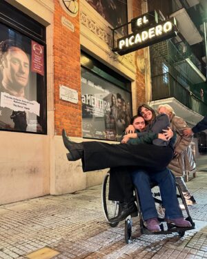 Malena Ratner Instagram - @lonormalteatro se estreno en El Picadero. Los Lunes 20hs
No entiendo nada. Siempre dije que el picadero es mi teatro favorito en bs as. No sé bien como decidí escribir una obra. Fran se sumo al toque, tampoco sé cómo. Este año aparecieron connie y rodri. Bri se le sumó a Cami para hacer un dúo contra todo riesgo. Mi papá hizo una rampa re fachera para que las pibas suban al escenario. Robé muchas cosas a la gente porque nos faltaba utilería. Mari, mai, raque, diego y el purrete la rompieron toda. Quise decir algo antes de arrancar la función y no pude, me largue a llorar. Fran si pudo,por suerte,  y ahí lloró Azul. 
Vino mi familia, muches amigues a hacer el aguante y fue hermoso. Tati la vio en primera fila y volvió a decir: “mira! Las dos actrices esas son como yo”. 
Y yo no doy mas de agradecida y felíz. No entiendo nada. Sólo confirmo que el teatro es locura, es amor y es equipo. No hay otra.