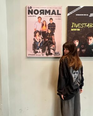Malena Ratner Instagram - @lonormalteatro se estreno en El Picadero. Los Lunes 20hs
No entiendo nada. Siempre dije que el picadero es mi teatro favorito en bs as. No sé bien como decidí escribir una obra. Fran se sumo al toque, tampoco sé cómo. Este año aparecieron connie y rodri. Bri se le sumó a Cami para hacer un dúo contra todo riesgo. Mi papá hizo una rampa re fachera para que las pibas suban al escenario. Robé muchas cosas a la gente porque nos faltaba utilería. Mari, mai, raque, diego y el purrete la rompieron toda. Quise decir algo antes de arrancar la función y no pude, me largue a llorar. Fran si pudo,por suerte,  y ahí lloró Azul. 
Vino mi familia, muches amigues a hacer el aguante y fue hermoso. Tati la vio en primera fila y volvió a decir: “mira! Las dos actrices esas son como yo”. 
Y yo no doy mas de agradecida y felíz. No entiendo nada. Sólo confirmo que el teatro es locura, es amor y es equipo. No hay otra.