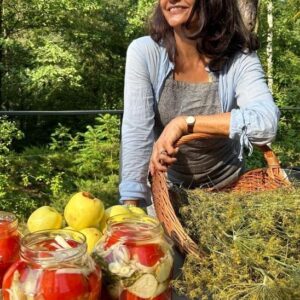 Małgorzata Pieczyńska Instagram - Kiście pomidory! Bardzo bardzo zachęcam. 🍅♥️🍅To naturalny probiotyk, masa witamin i błonnika .Wspomagają pracę jelit i nie tylko!😜👍 Uwielbiam koktajl zrobiony na ich bazie! Przepis oczywiście podam jak tylko się ukiszoną😜❤️😜

#kiszonki #kiszonepomidory #przetworynazimę #domoweprzetwory #slowlife #mazowieckawieś