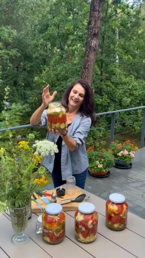 Małgorzata Pieczyńska Instagram - Podobny koktajl kiedyś robiłam z wodą z ogórków i świeżymi pomidorami. Ten jest oczywiście 100 razy lepszy.Zawiera witaminy C,E,K,PP, 👍witaminy z grupy B,żelazo,wapń,
magnez i masę pożytecznych bakterii🍅👍 jeśli szukacie super food😜 to to jest to👍🍅❤️

#domoweprzetwory #kiszonki #kiszonepomidory #domowykoktajl #pomidory🍅 #przetworydomowe #superfoods