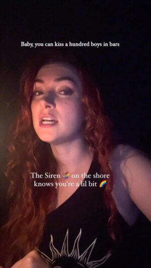 Malinda Kathleen Reese Instagram - HA my reaction at the end 😂
@chappellroan 

(USA show 📆 in my 🔗🔗)

#chappellroan #siren #singer #goodluckbabe #candlelight #mermaid