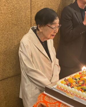 Mami Kumagai Instagram - 9月1日は石井ふく子先生のお誕生日

98歳のお誕生日会にお呼ばれしました。

銀幕のスター（その言葉さえ知らない人もいるのかな）
石井先生と50年、60年のお付き合いの大女優様が一堂に集まりました。

私のお席は角野卓造さん　岡本信人さん，野村真美さん、先生とゆかりの深い方ばかり。
私は先生と出会って24年。
40歳の時、先生と出会いました。

先生の舞台「女たちの忠臣蔵」では賞もいただきました。
私を役者として育ててくださったのは石井ふくこ先生です。

来年も再来年も、先生の誕生日を皆さんでお祝いしたい。

石井先生、ありがとうございました！！！

#石井ふく子先生
#誕生日会
#熊谷真実
#野村真美
#角野卓造
#岡本信人
#ありがとうございました