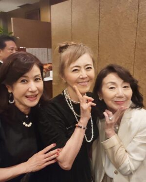 Mami Kumagai Instagram - 9月1日は石井ふく子先生のお誕生日

98歳のお誕生日会にお呼ばれしました。

銀幕のスター（その言葉さえ知らない人もいるのかな）
石井先生と50年、60年のお付き合いの大女優様が一堂に集まりました。

私のお席は角野卓造さん　岡本信人さん，野村真美さん、先生とゆかりの深い方ばかり。
私は先生と出会って24年。
40歳の時、先生と出会いました。

先生の舞台「女たちの忠臣蔵」では賞もいただきました。
私を役者として育ててくださったのは石井ふくこ先生です。

来年も再来年も、先生の誕生日を皆さんでお祝いしたい。

石井先生、ありがとうございました！！！

#石井ふく子先生
#誕生日会
#熊谷真実
#野村真美
#角野卓造
#岡本信人
#ありがとうございました