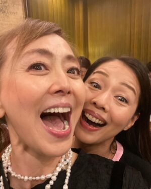 Mami Kumagai Instagram - 9月1日は石井ふく子先生のお誕生日

98歳のお誕生日会にお呼ばれしました。

銀幕のスター（その言葉さえ知らない人もいるのかな）
石井先生と50年、60年のお付き合いの大女優様が一堂に集まりました。

私のお席は角野卓造さん　岡本信人さん，野村真美さん、先生とゆかりの深い方ばかり。
私は先生と出会って24年。
40歳の時、先生と出会いました。

先生の舞台「女たちの忠臣蔵」では賞もいただきました。
私を役者として育ててくださったのは石井ふくこ先生です。

来年も再来年も、先生の誕生日を皆さんでお祝いしたい。

石井先生、ありがとうございました！！！

#石井ふく子先生
#誕生日会
#熊谷真実
#野村真美
#角野卓造
#岡本信人
#ありがとうございました