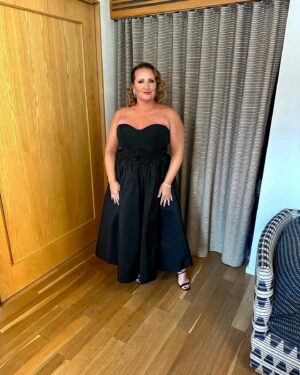 Mandy Moore Instagram - Creative Arts Emmys…what a night!!! ❤️❤️❤️ and…who needs a red carpet when you have the corner of your hotel room 😁 Big thank you to the glam ladies…Melissa, Alexis and Rhonda, you made my sis and I feel like a million bucks and…Jeff, you are the best date ever! Thank you for joining Missy and I for the big night ❤️