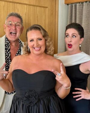 Mandy Moore Instagram - Creative Arts Emmys…what a night!!! ❤️❤️❤️ and…who needs a red carpet when you have the corner of your hotel room 😁 Big thank you to the glam ladies…Melissa, Alexis and Rhonda, you made my sis and I feel like a million bucks and…Jeff, you are the best date ever! Thank you for joining Missy and I for the big night ❤️
