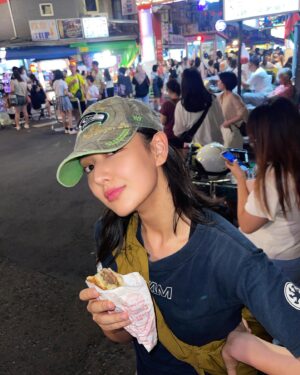 Mandy Tam Man-Huen Instagram - 因為 @hyukohofficial @sunsetrollercoaster 
而擁有一個短暫的台北旅行
這裏的人依然這麼可愛自由
還有大家

中秋節快樂🥮✨💗🤪🤫

#donothing