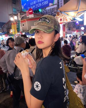 Mandy Tam Man-Huen Instagram - 因為 @hyukohofficial @sunsetrollercoaster 
而擁有一個短暫的台北旅行
這裏的人依然這麼可愛自由
還有大家

中秋節快樂🥮✨💗🤪🤫

#donothing