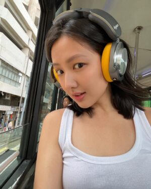 Mandy Tam Man-Huen Instagram - Travelling on 叮叮
Feeling the summer breeze 

Daydreaming 
Listening to my summer playlist 

Watching people and cars passing by 
Feeling the summer breeze 💭☀️

@dysonwear
#DysonHK #DysonOnTrac #Dyson