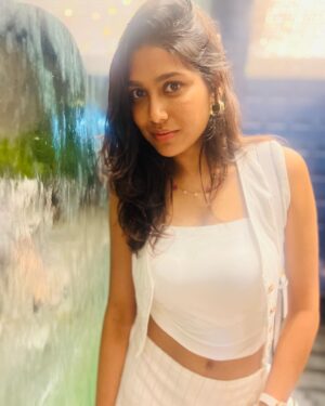 Manisha Yadav Instagram - Just life lately❤️. #whiteforpeace 🇮🇳
Jab I met @anisha.lund16 @nirupamajavaray @akshatajosh.