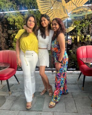 Manisha Yadav Instagram - Just life lately❤️. #whiteforpeace 🇮🇳
Jab I met @anisha.lund16 @nirupamajavaray @akshatajosh.