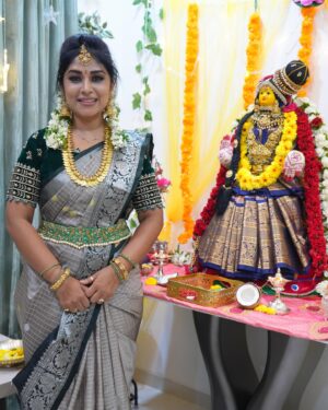 Manjula Paritala Instagram - #varamahalakshmipooja 🙏 at parent’s house
#Pooja full video at YT channel #linkinbio