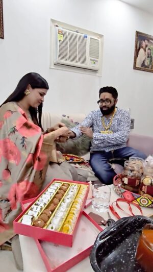 Mannara Instagram - इतनी दूर से बहन आई राखी बाँधने के लिए ❤️😍 #rakhi #rakhihampers #rakhigifts #mannara #mannarachopra #reel #reelitfeelit❤️❤️ #reelindia❤️❤️